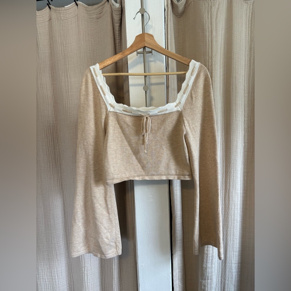 Dee Elly Cropped Bell Sleeve Sweater- L